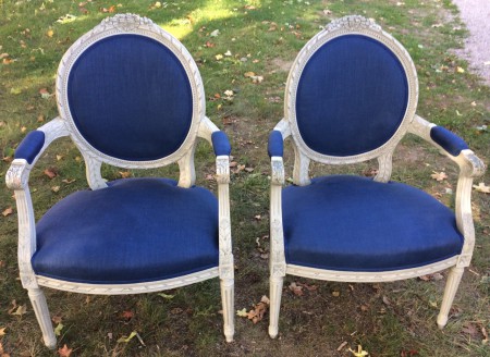 Gustavianska karmstolar omklädda i tyget Emin från Romo.